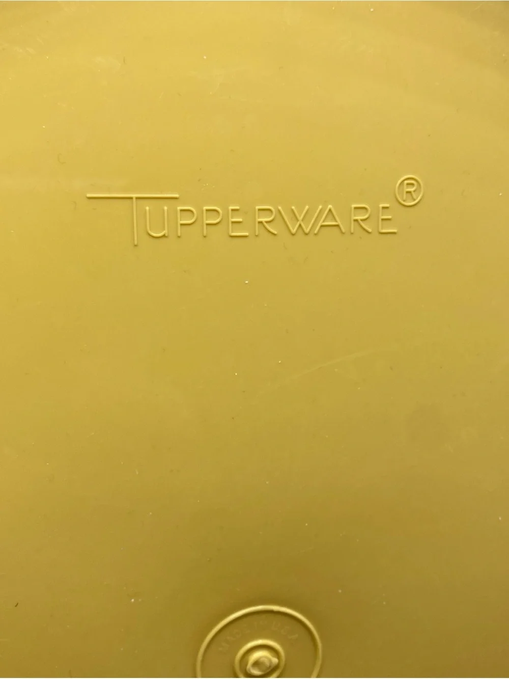 Tupperware vintage cake